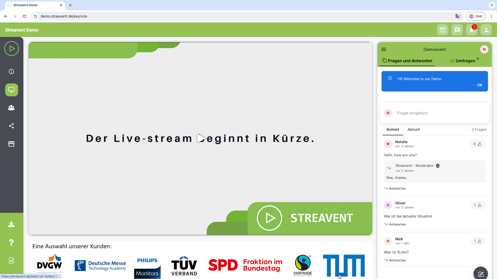 Auf diesem Bild ist der Livestream-Bereich zu sehen. Hier können die Teilnehmer an Vorträgen teilnehmen. Es ist ein Live-stream Bild in der Mitte, sowie eine Live-Umfrage auf der rechten Seite des Bildes zu sehen. Alles abgebildet innerhalb der eigenen Event Plattform.
