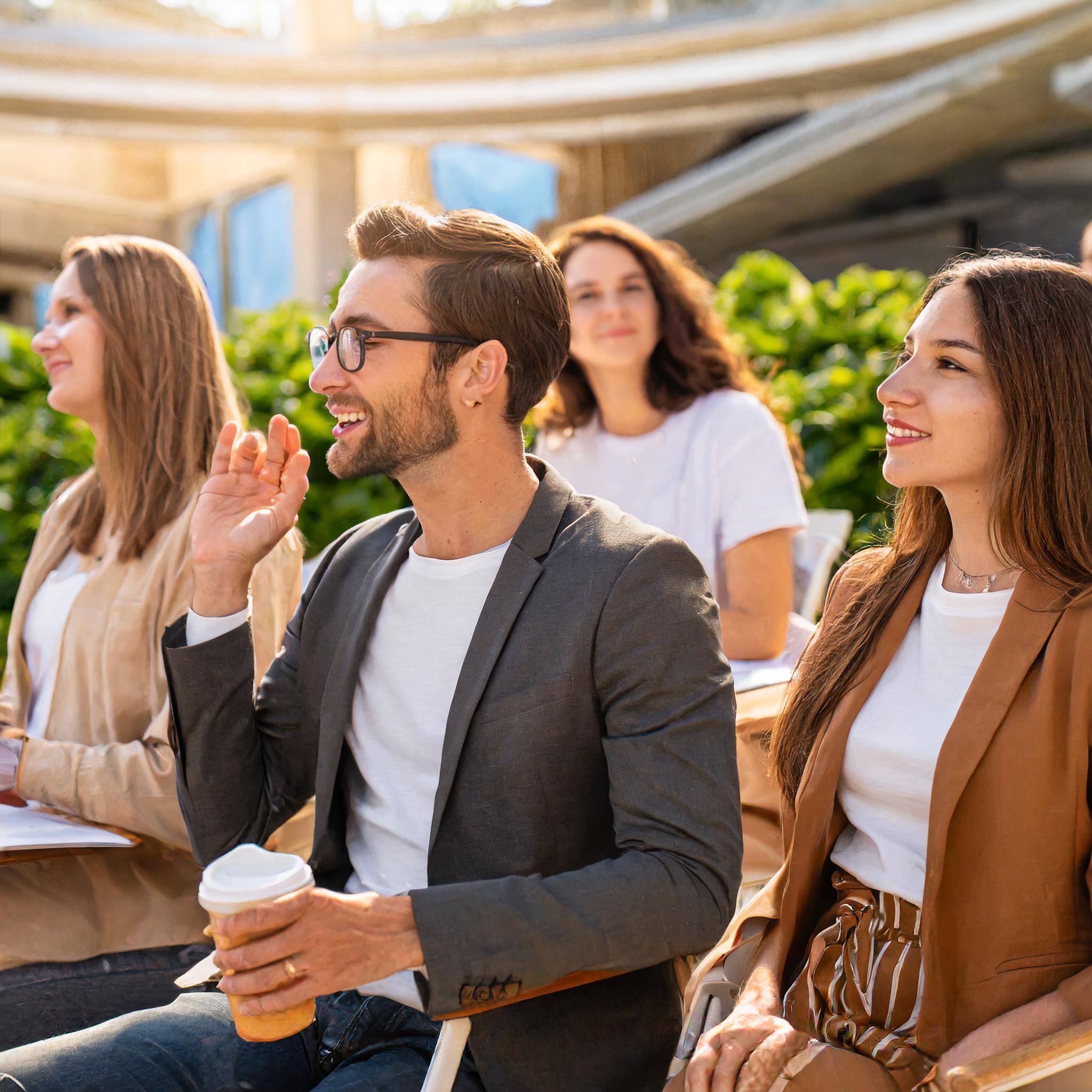 Menschen, die bei einem Live-Event Fragen stellen und so für mehr Interaktion bei der Veranstaltung sorgen