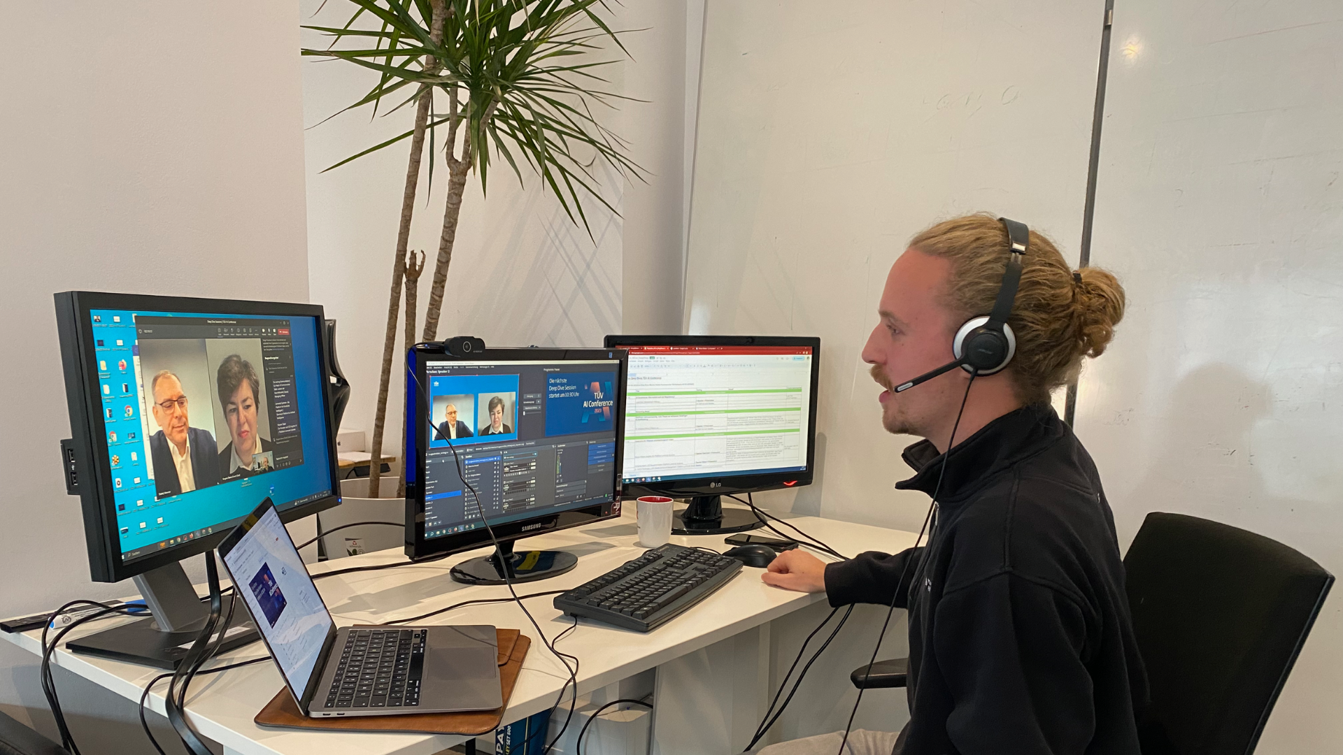 Auf diesem Bild sieht man den Mitbegründer von Streavent bei einer Live-Regie für einen Kunden